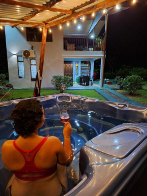 Arenal Nephelium Country Home, Refugio rural con piscina, jacuzzi y balcón con hermosas vistas al Volcán Arenal, en una finca privada